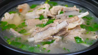 天冷了，最适合炖一锅这样的清炖羊排，汤鲜味美，软烂入味还不膻