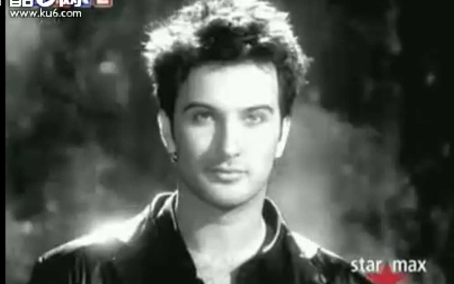 亲嘴歌最初原版:TARKAN《Simarik(宠坏了)》土尔其性感教父Tarkan的亲嘴歌一发表就被不同国家翻唱,先后发表有黑白和彩色两版哔哩哔哩bilibili