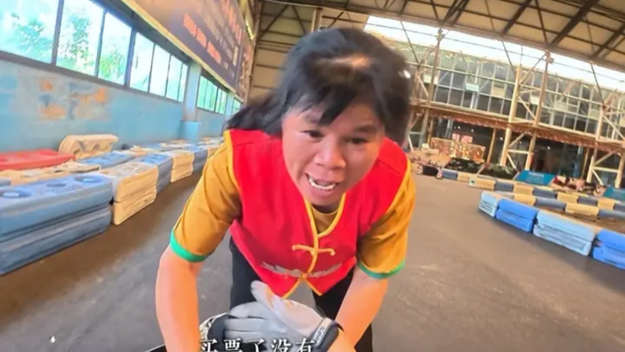 来卡丁车场狂飙，没想到最先拦住我的不是护栏，是查票阿姨海报