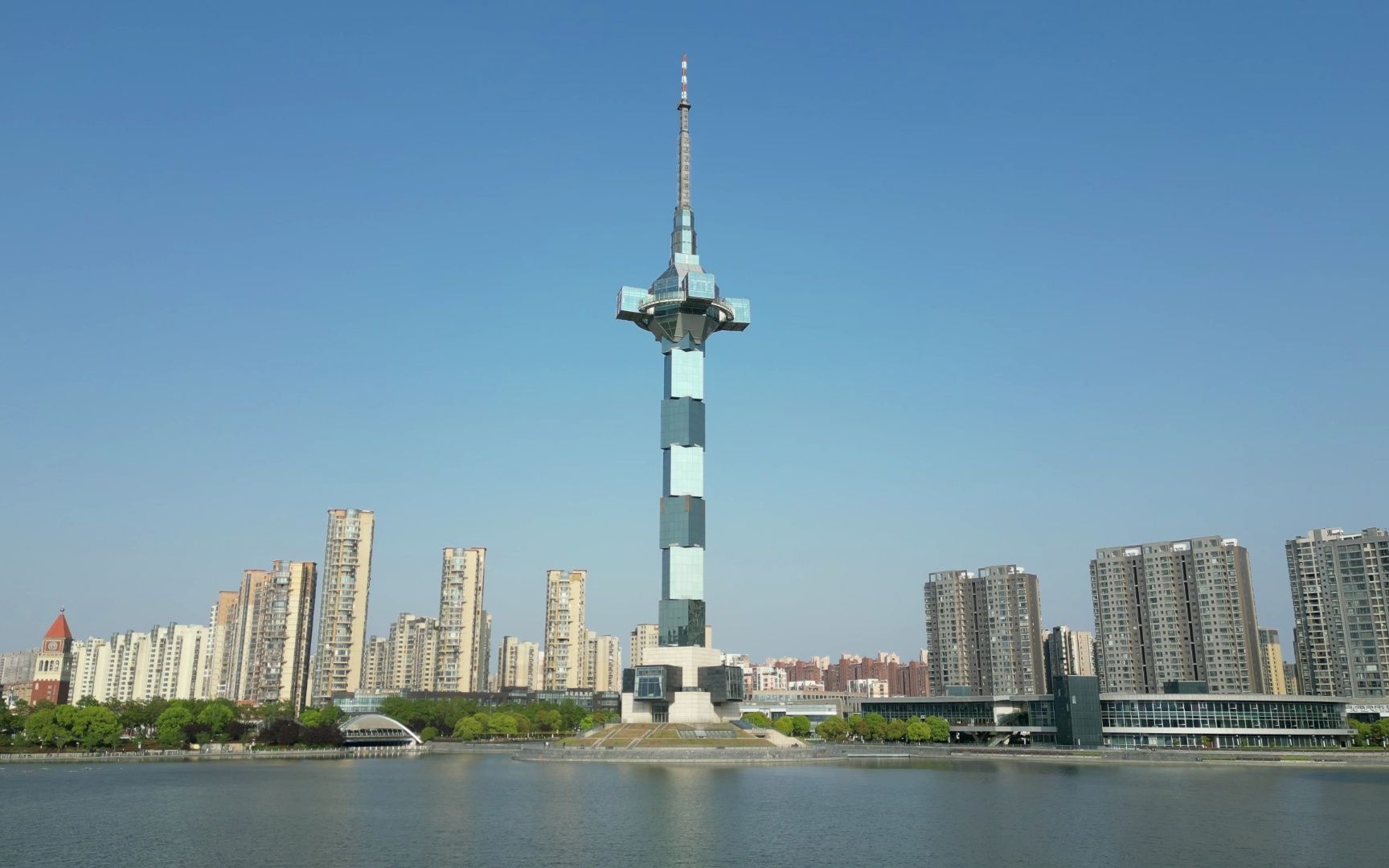 晴空万里用不同的视角去欣赏聚龙湖边上的盐立方