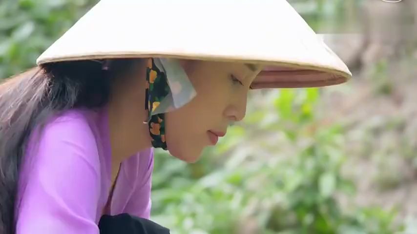 越南网红美女,挖番薯做美食,看到了李子柒的身影