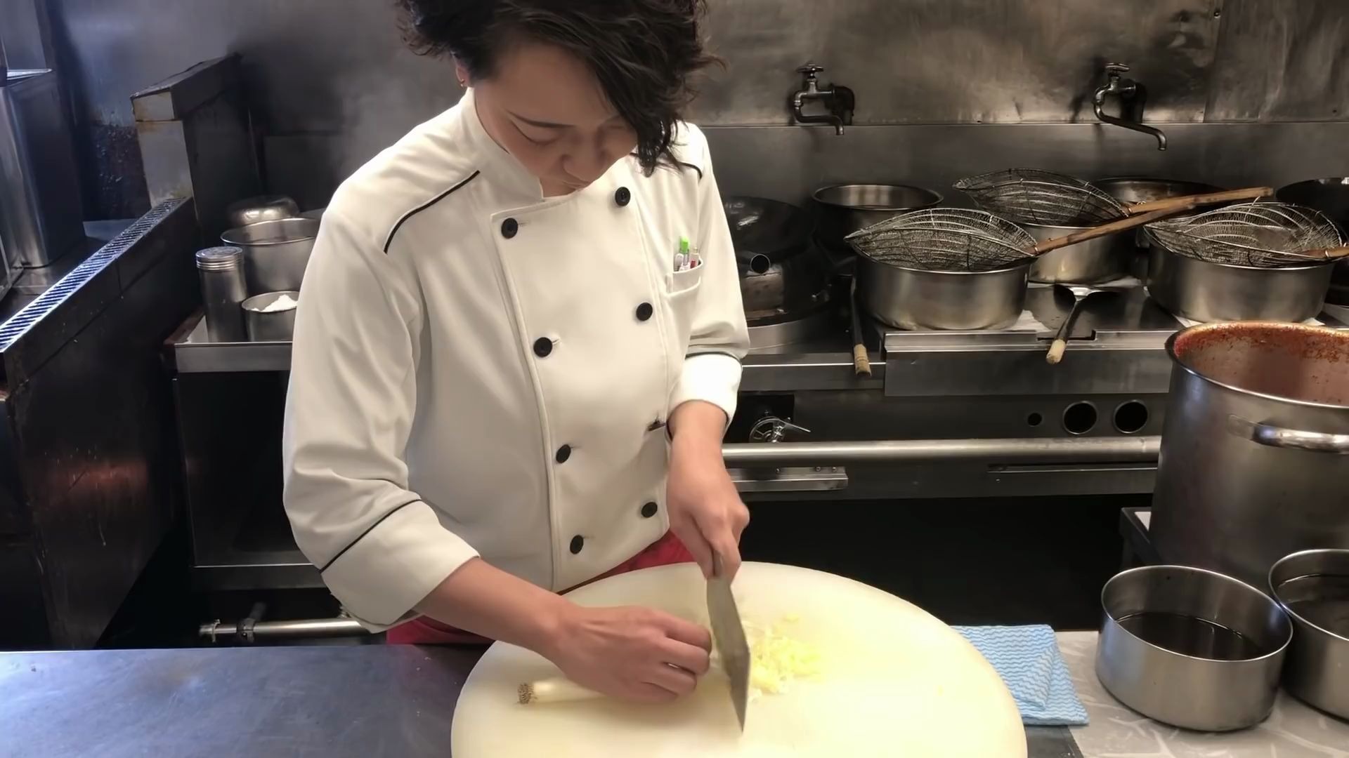 【美食】-【中华料理】之美女大厨 油泼三文鱼配白葱