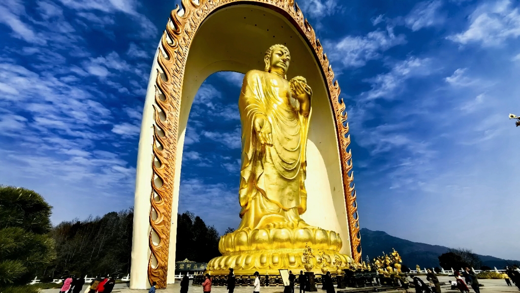 【东林大佛】位于庐山温泉镇的庐山山麓,是佛教净土宗的发源地东林寺
