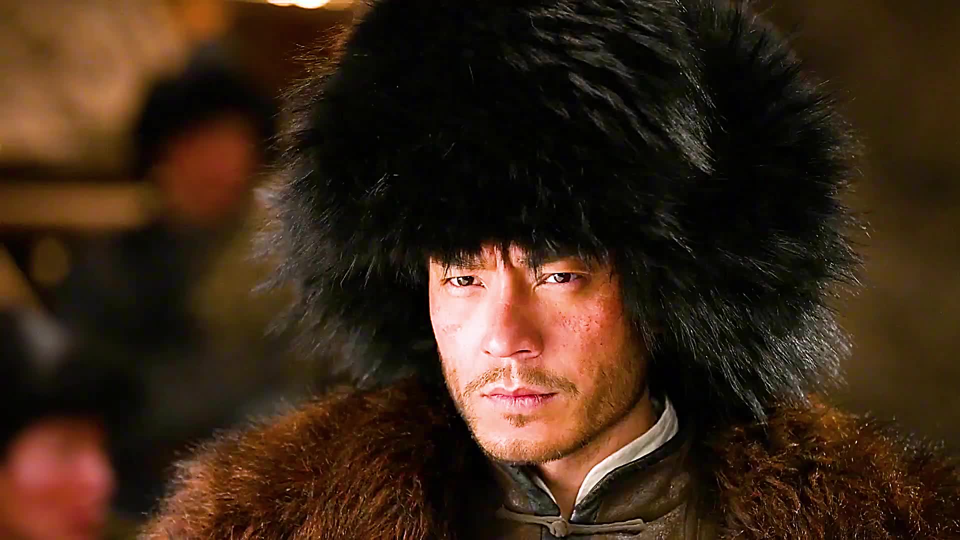 杨子荣大展身手,在威虎厅教训座山雕手下,座山雕低头收留杨子荣