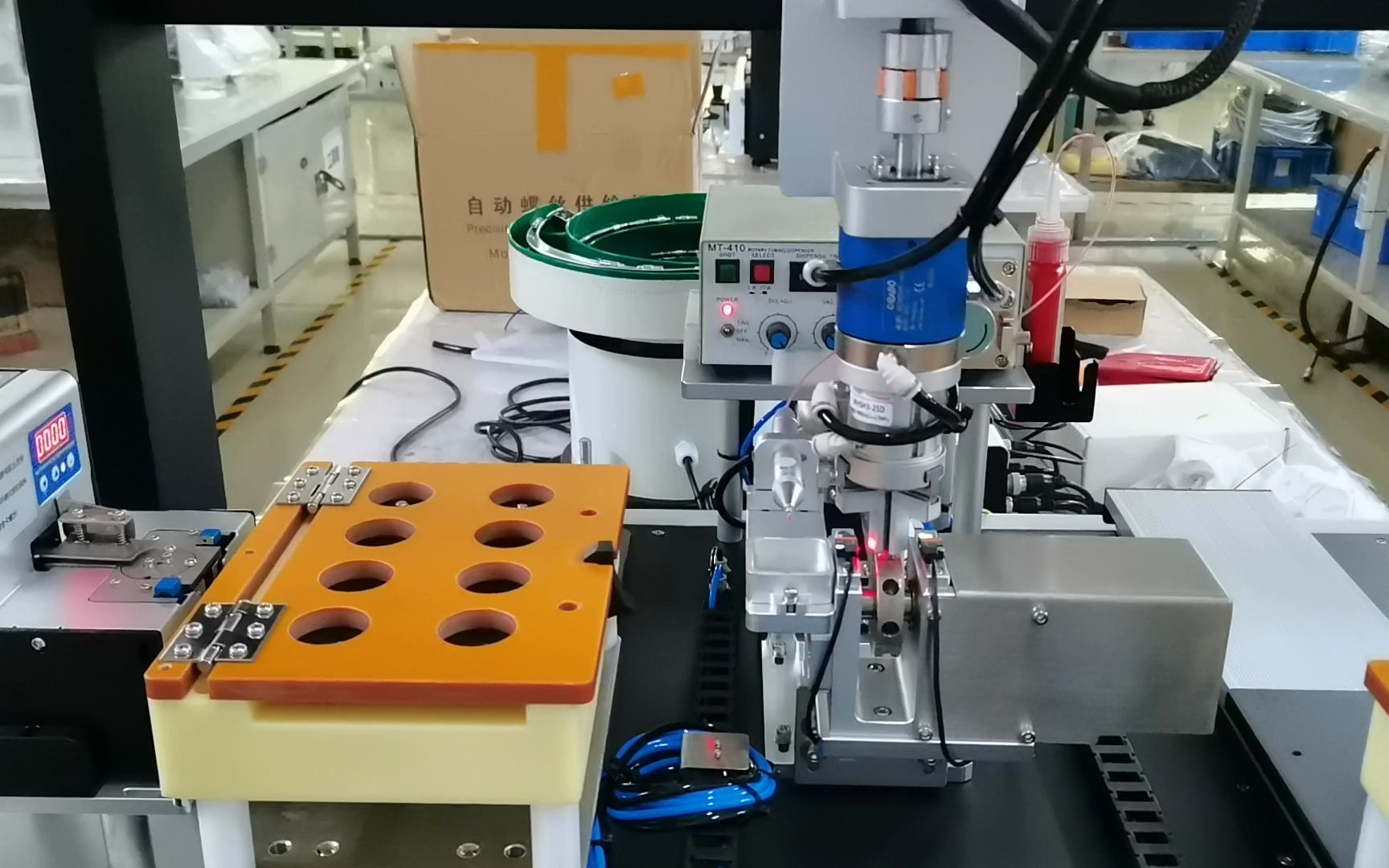 先点胶在拧螺丝机案例