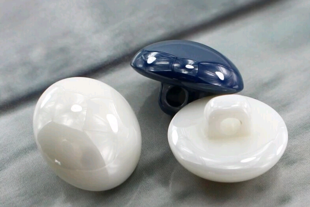 高脚陶瓷纽扣通常具有较高的基座(即"高脚"),这使得它们在服装上更为