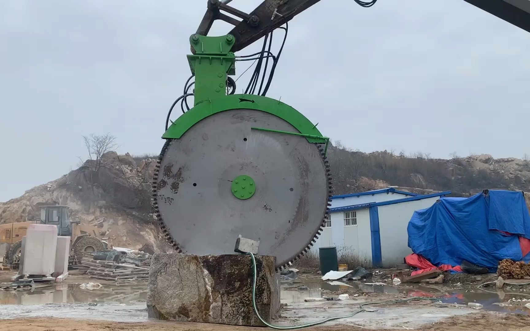 轨道岩石锯切割花岗岩