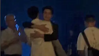 众目睽睽下，他穿越人海去拥抱他！这和官宣有什么区别？！