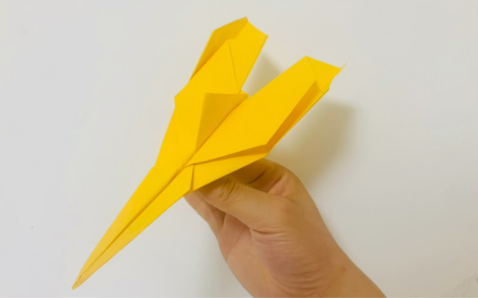 造型奇特的黄色纸飞机来啦,小伙伴们快去试试吧