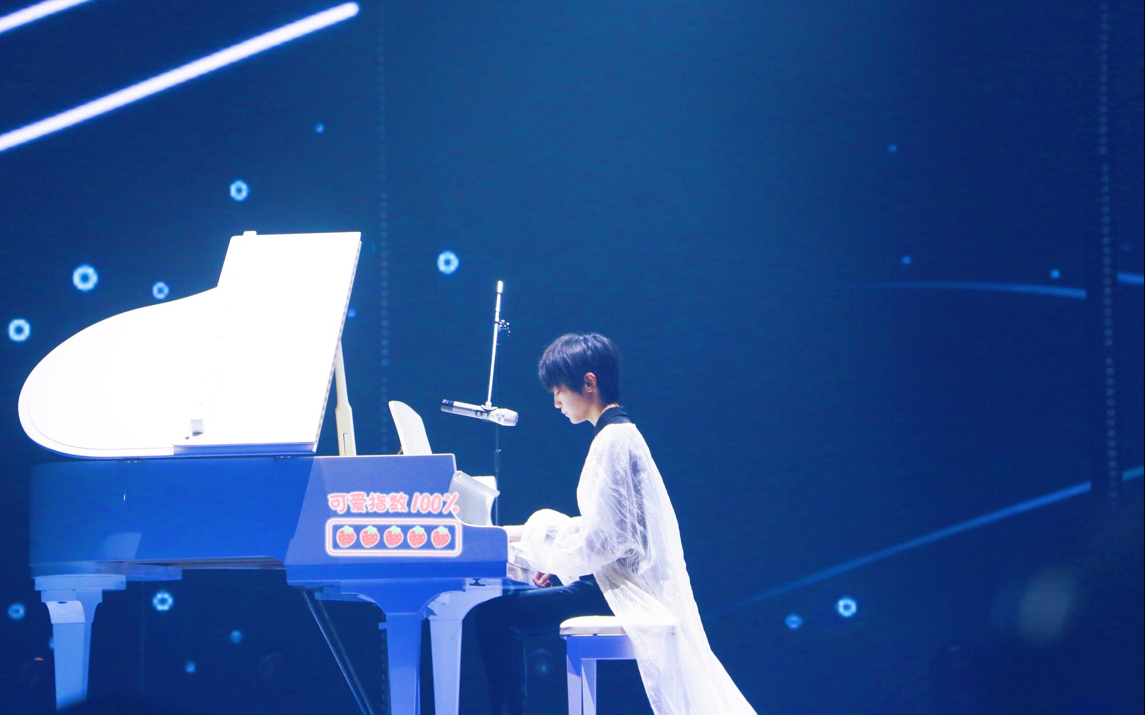 李天泽 弹钢琴图片