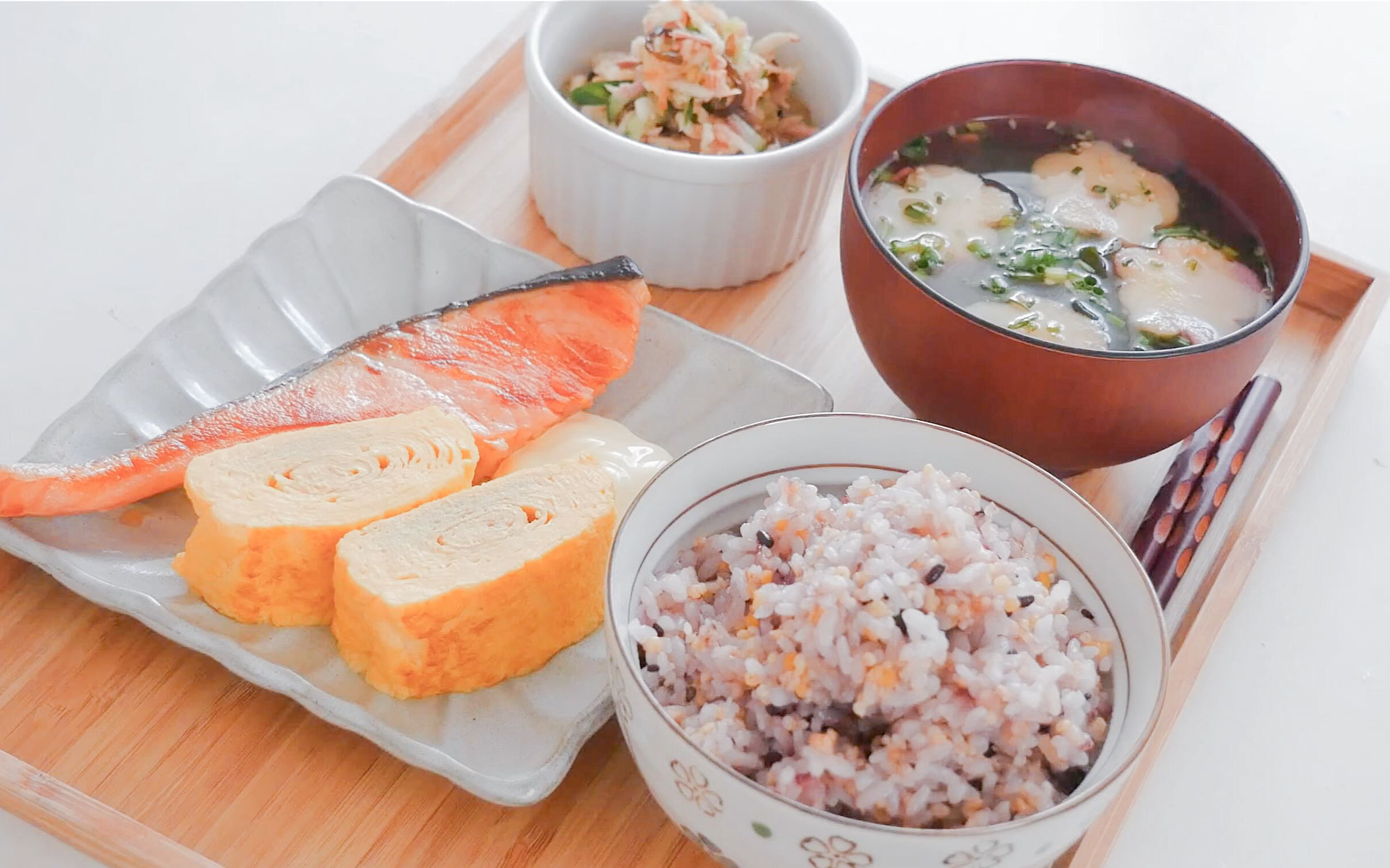 【治愈系早餐】日本女生の一人食和式早餐,厚蛋烧三文鱼是标配~ @迹录