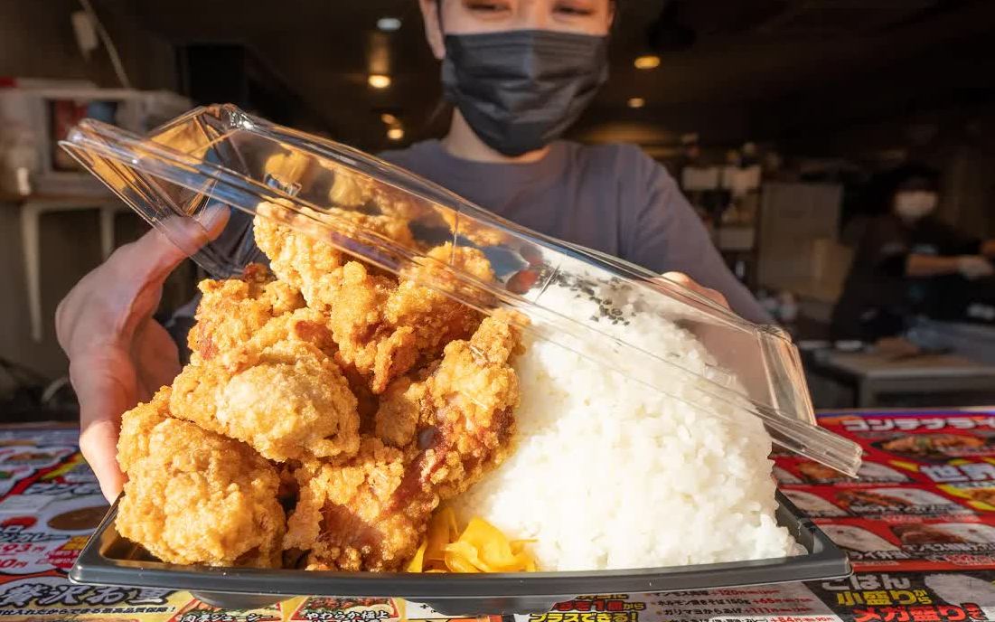 日本街头美食:炸鸡便饭,金黄大块的炸鸡,配上大份米饭,一天不饿!哔哩哔哩bilibili