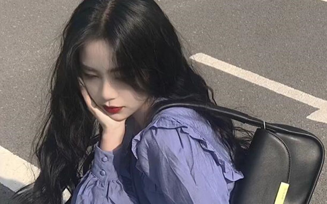 氛围感美女四大要素发量多 皮肤好 身材好 衣品好