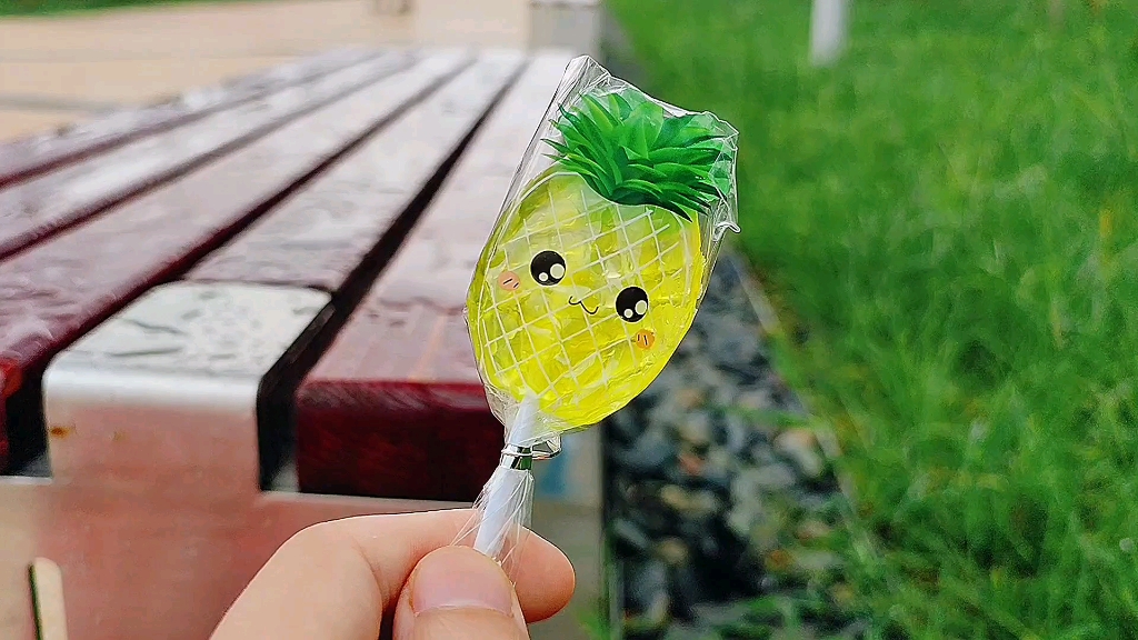 趣味糖果美味的菠萝棒棒糖来喽香甜菠萝味真好吃