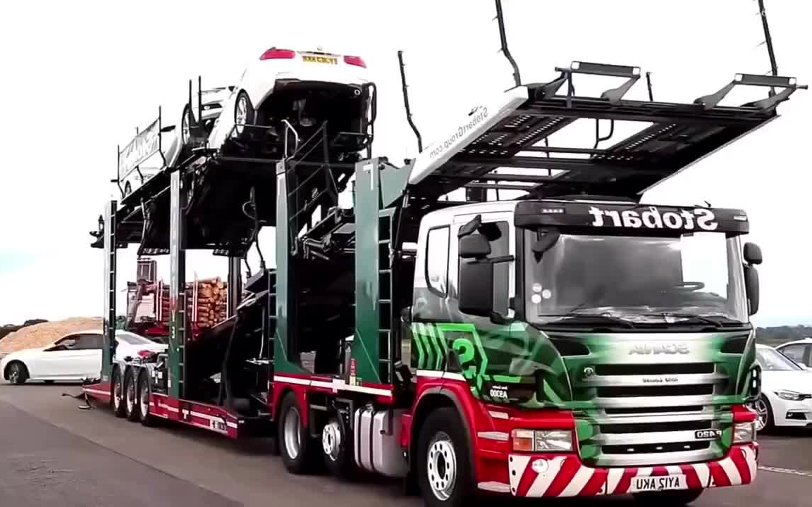 『辆宝马塞进半挂车一次拉走』轮胎:你们玩够了就快下来,我能扛几辆