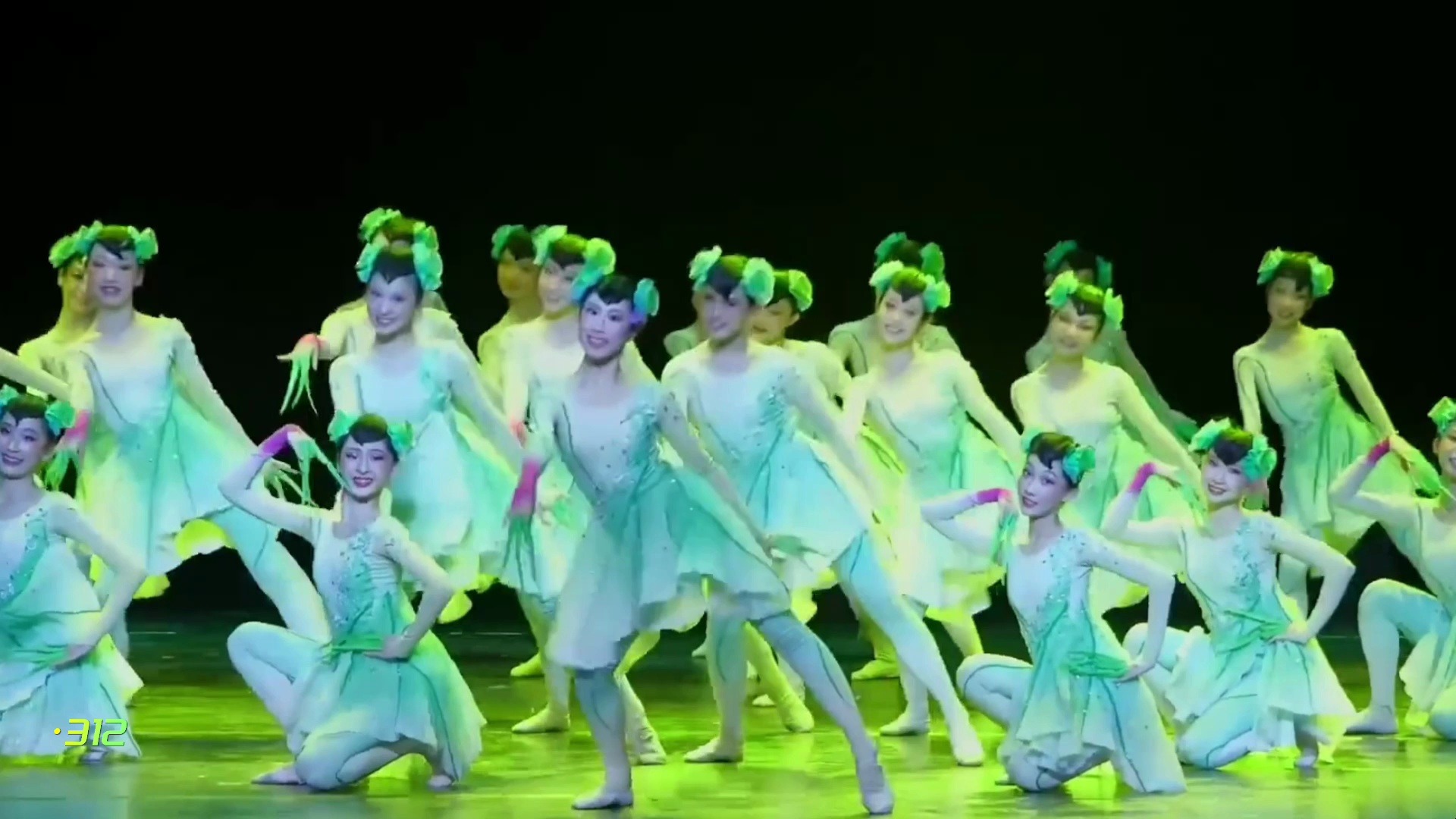 《小荷尖尖》完整版,舞蹈比赛#舞蹈剧目#六一毕业舞蹈#精品舞蹈分享