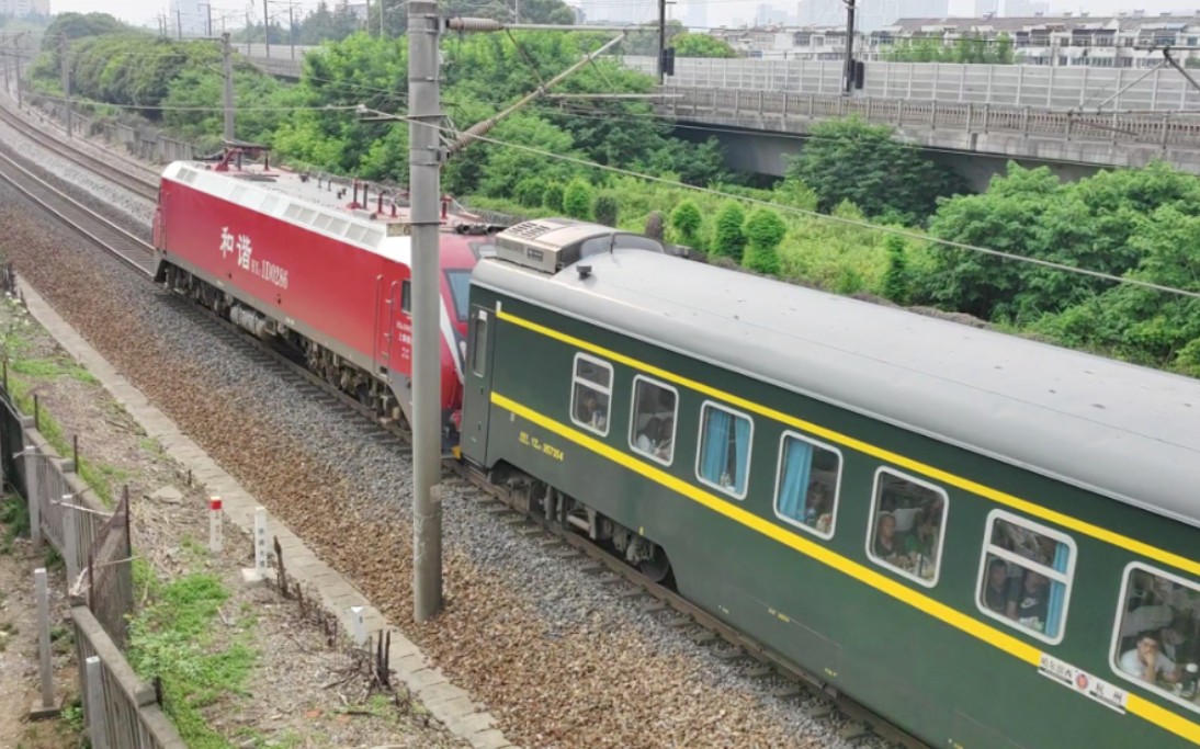 京滬線,上局徐段hxd1d 0286牽引z176次列車通過觀景新村