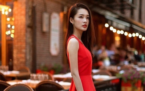 性感美女明星李沁街头时尚写真