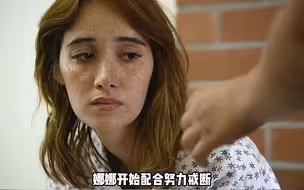 女孩刚入狱被狱长看上，每天都到办公室，被迫趴下服务