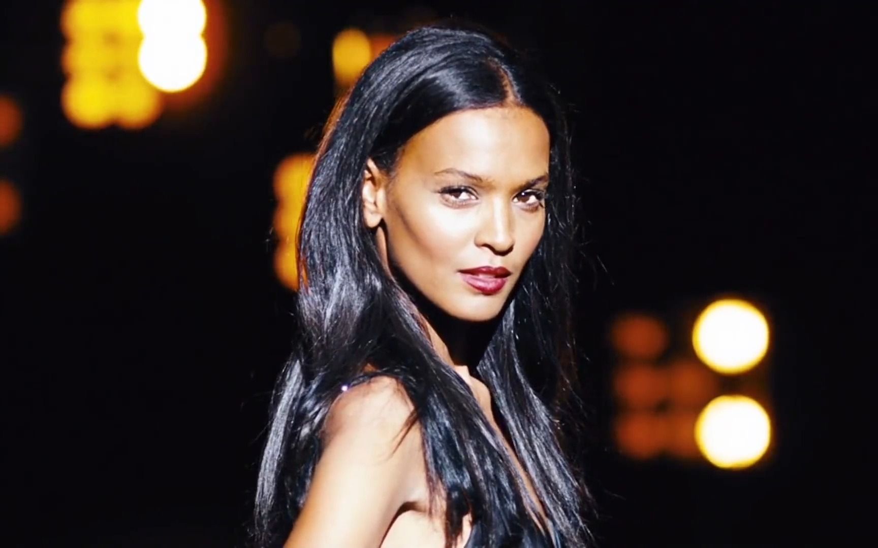 从非洲牧羊女到世界顶级超模,愿女生都能如她一般,永远向上,野蛮生长