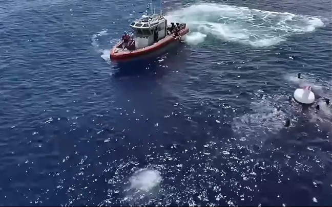 [图]海岸警卫队向鲨鱼开枪，以保护落水船员