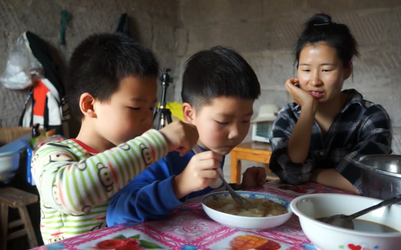 翠花做宜宾特色美食:双河凉糕,家人一口气吃完满满一大盆,解馋哔哩哔哩bilibili