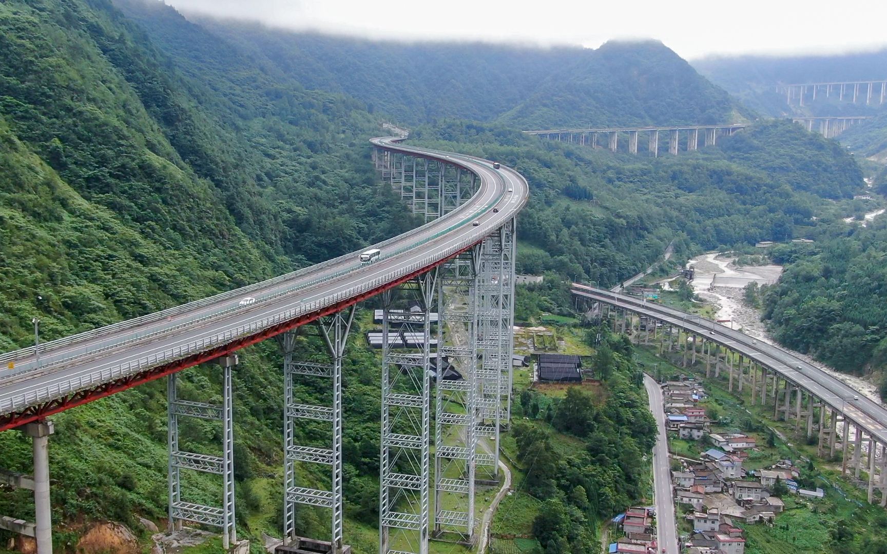 四川大山里的超级工程,雅西高速干海子大桥,创下四项世界第一