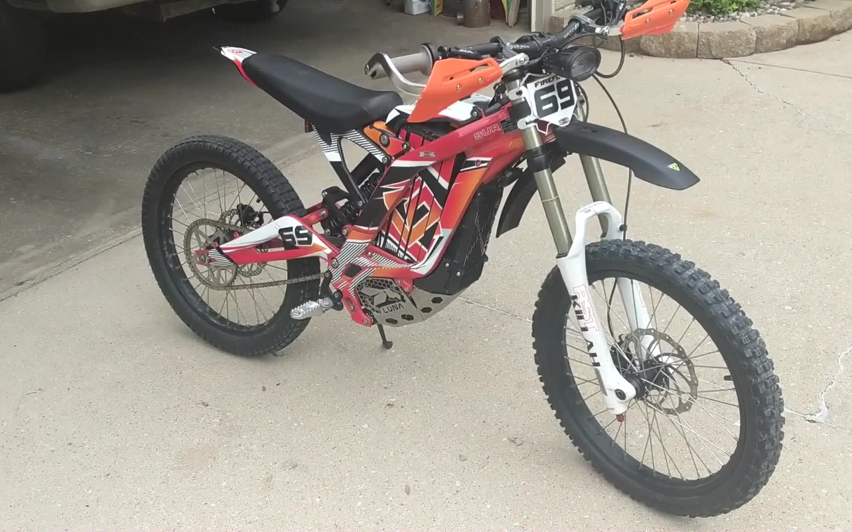 sur-ron x虬龙轻蜂国外用户比赛改装简介_哔哩哔哩_bilibili