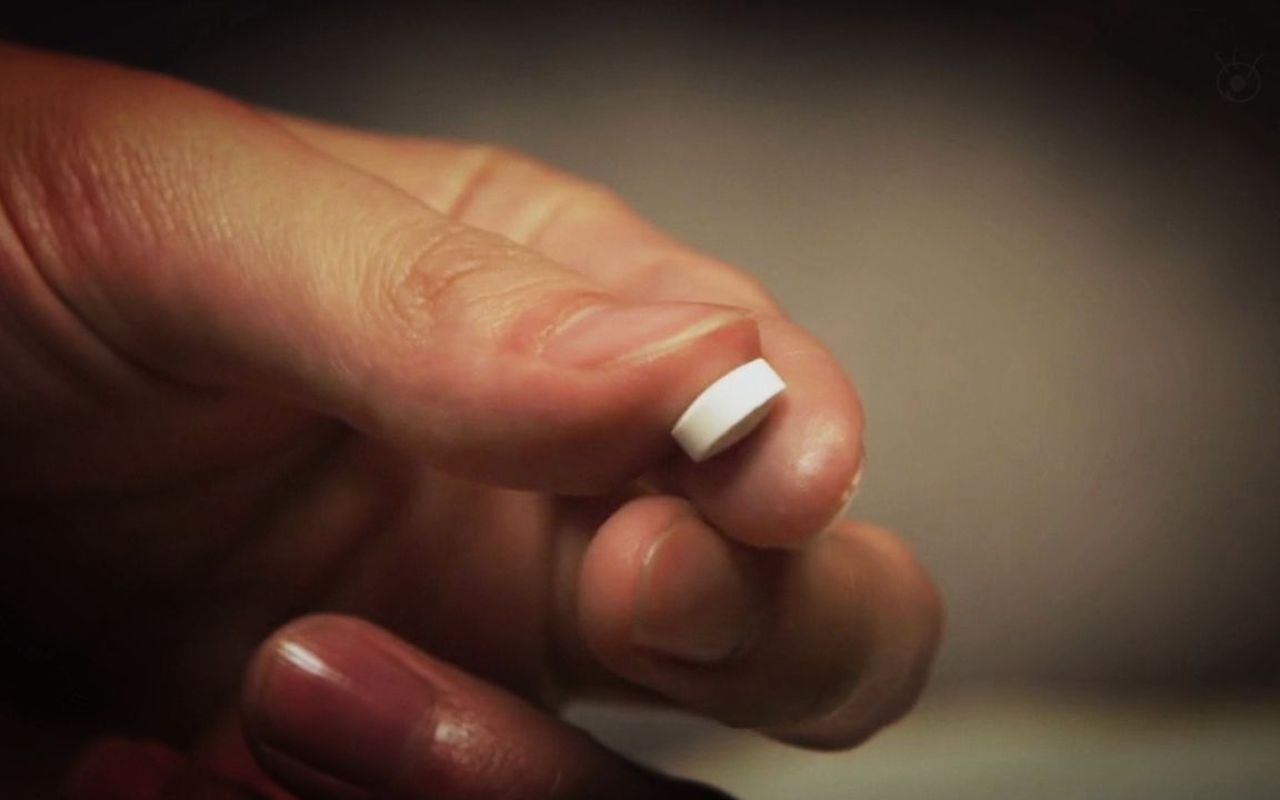 小伙获得"忘情丸",吃1片删除1天记忆,但千万不能吃太多!