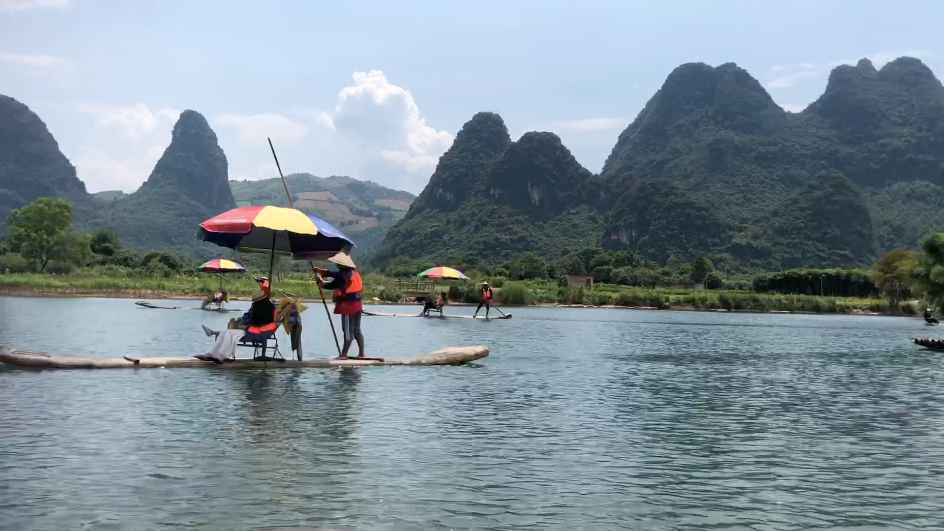 [图]#桂林山水甲天下#一片清静，夏日出逃在广西。 沉浸山野和清风，风景如画，想过千个万个关于夏天的文案，都不及那一刻恰好吹过来的风。??