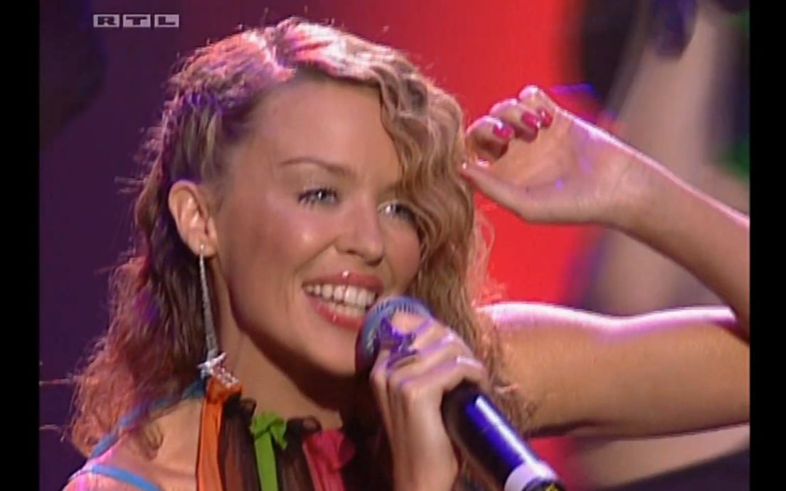 [图]【忘不了】Kylie Minogue - Can't Get You Out Of My Head (Live TOTP Awards 2001.11.30)