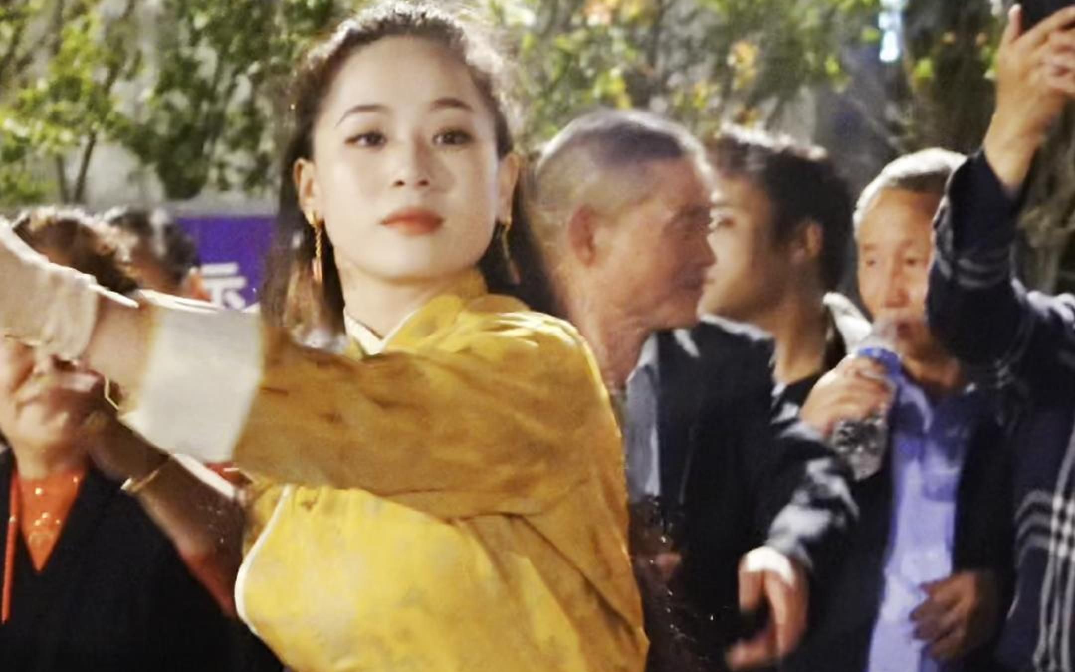 翁姆新藏装和优美舞姿