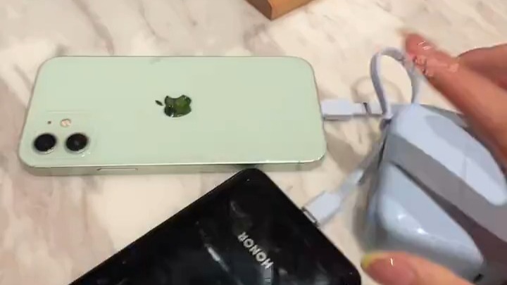 苹果党安卓党通用的充电宝型号x12,自带插头设计,随时随地插电即充