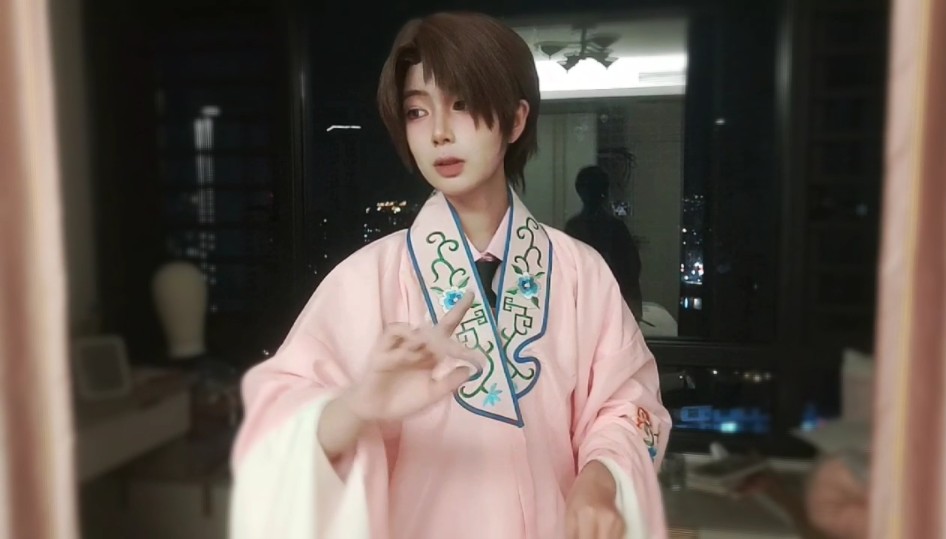 【解雨臣cos】一双鸳鸯戏在雨中那水面