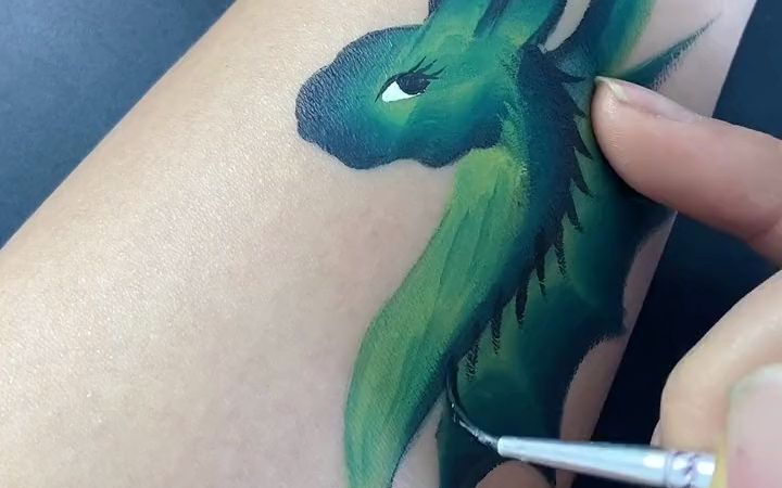 面部彩绘0基础教学,画一款男孩子最爱的恐龙图案