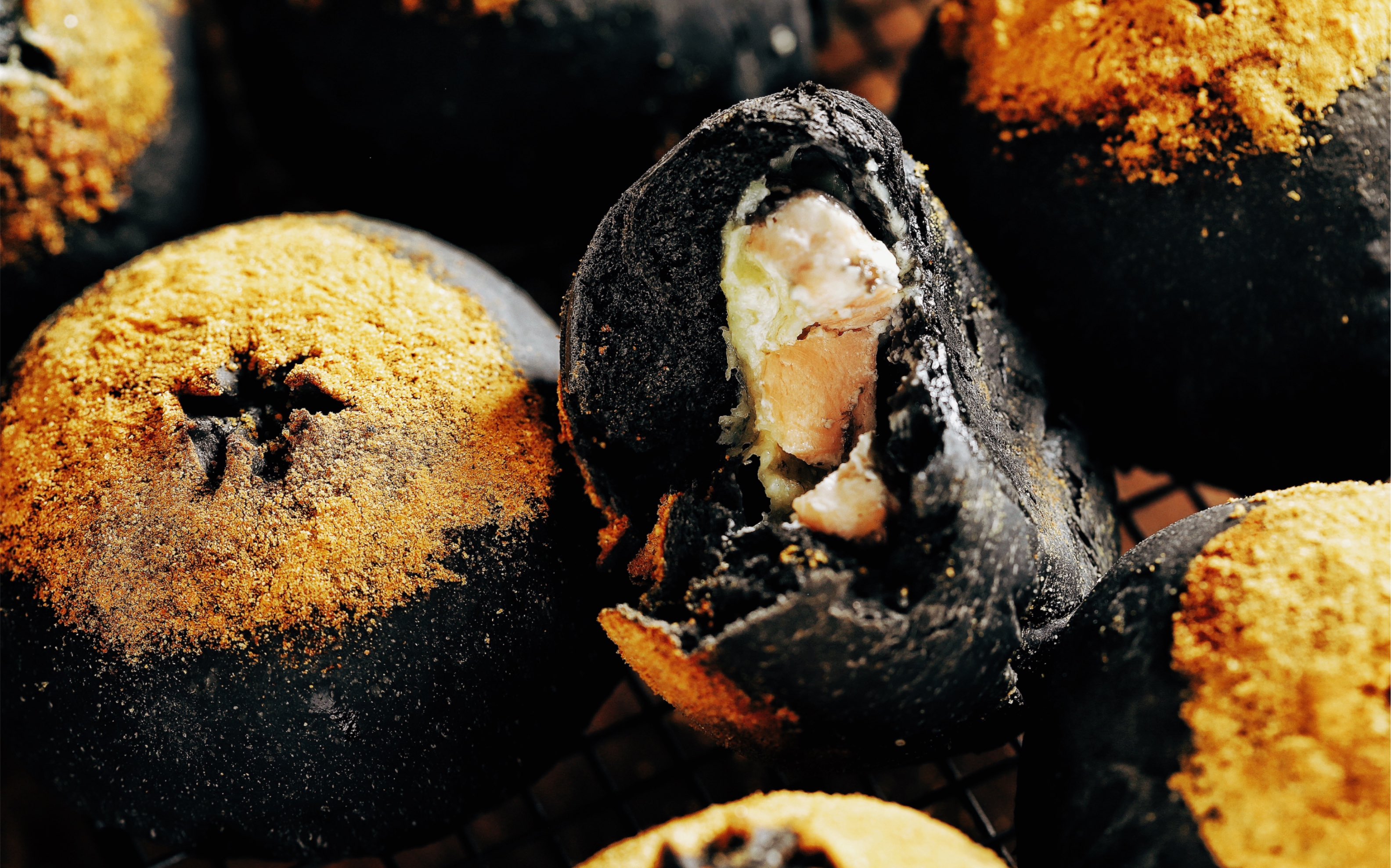 【墨鱼三文鱼芝士包】黑色的墨鱼汁面团,加上三文鱼97的味道还有