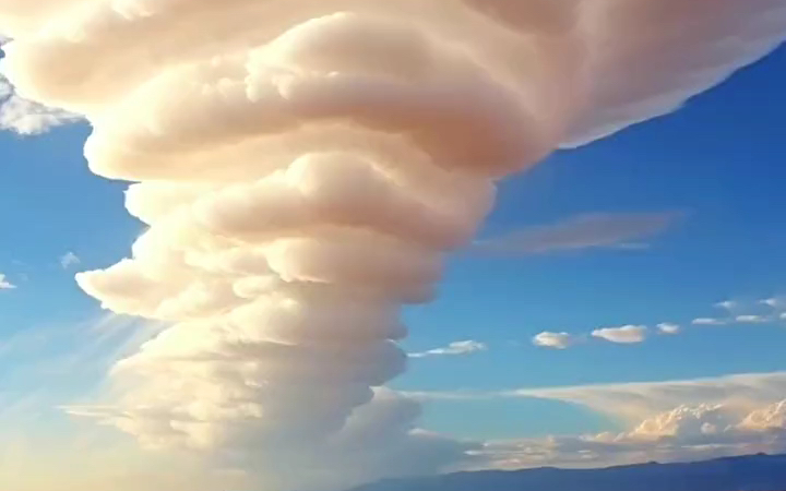 白云飘在蓝天里,我在白云上注视着你.#治愈系风景 #云朵