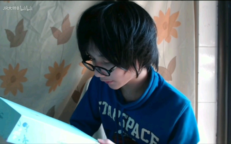 有像我一样一开始因为jr的颜值入坑的吗虽然现在还有他的沙雕表情包