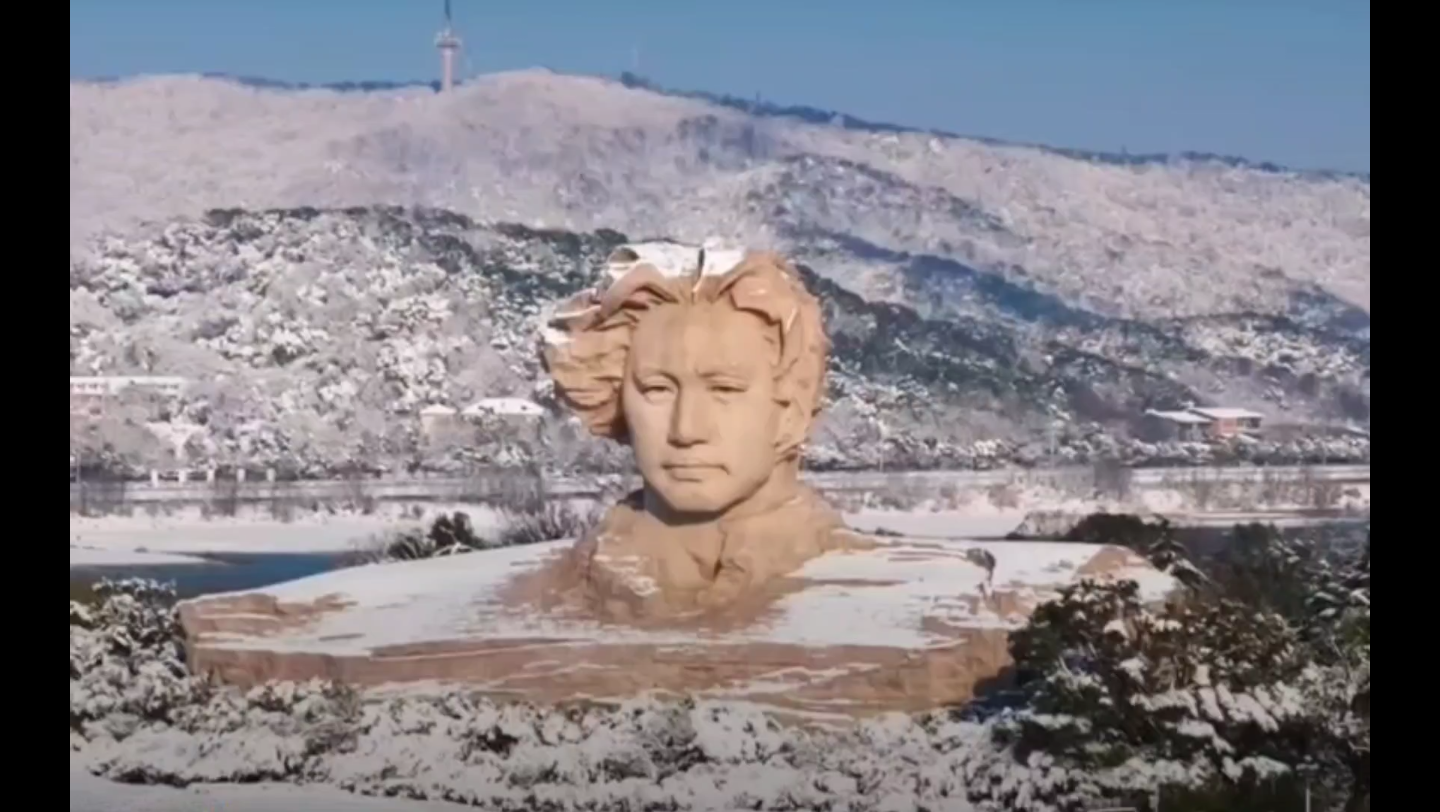 雪后初晴,长沙橘子洲头的震撼场景,有人现场书写毛主席诗词(全中国最大的毛泽东青年时期雕像)哔哩哔哩bilibili