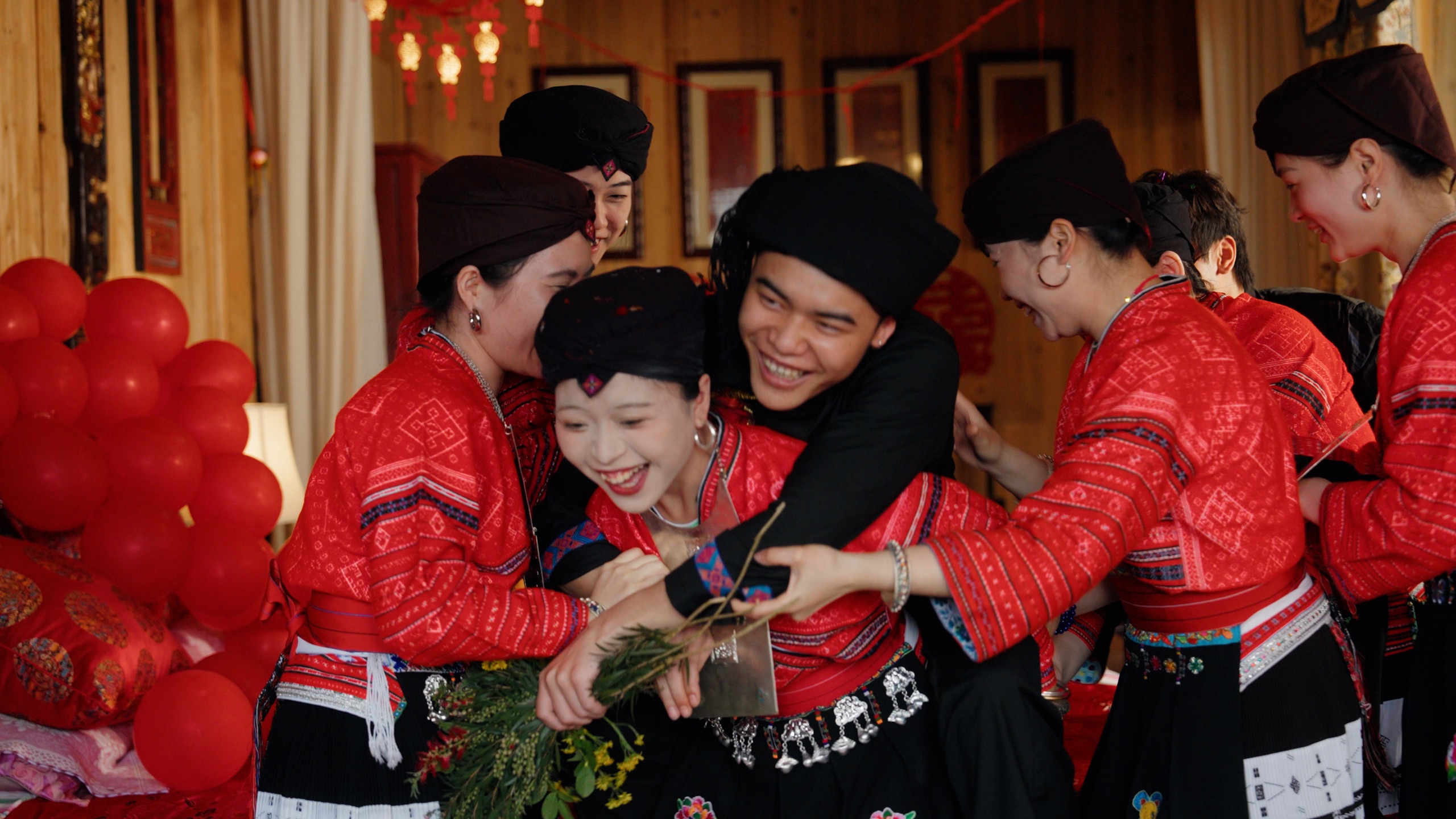 是什么原因让这里的男孩子长大了都选择了嫁人？