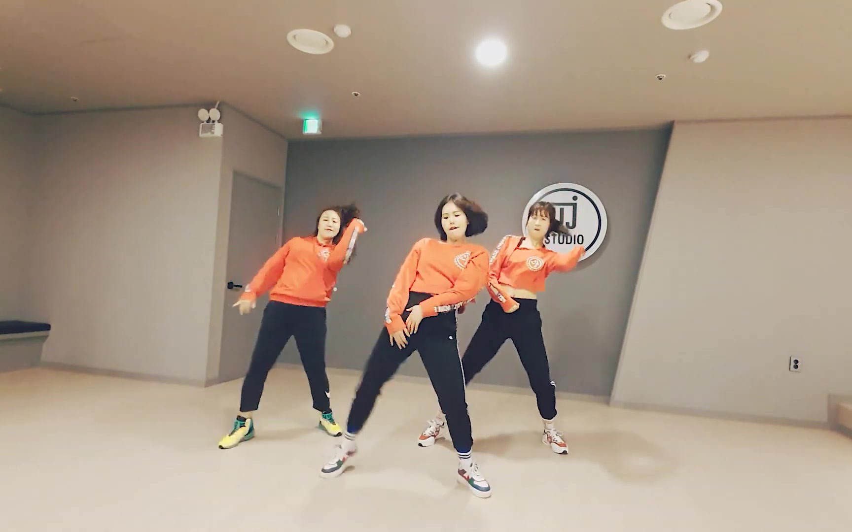 [图]【油管搬运工】韩国Zumba_UJ Crew Warm up 2nd