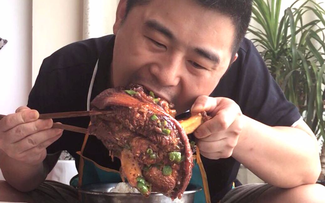 超小厨啃肘子3斤猪肘子一盆饭一口下去油直冒网友真爽