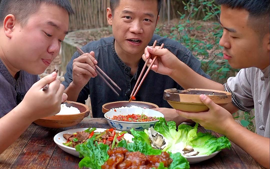 湖南的彩椒酱是新鲜辣椒剁碎现做现发的,拌饭蘸菜香辣过瘾好吃到停不下来#无辣不欢 #我的乡村生活哔哩哔哩bilibili