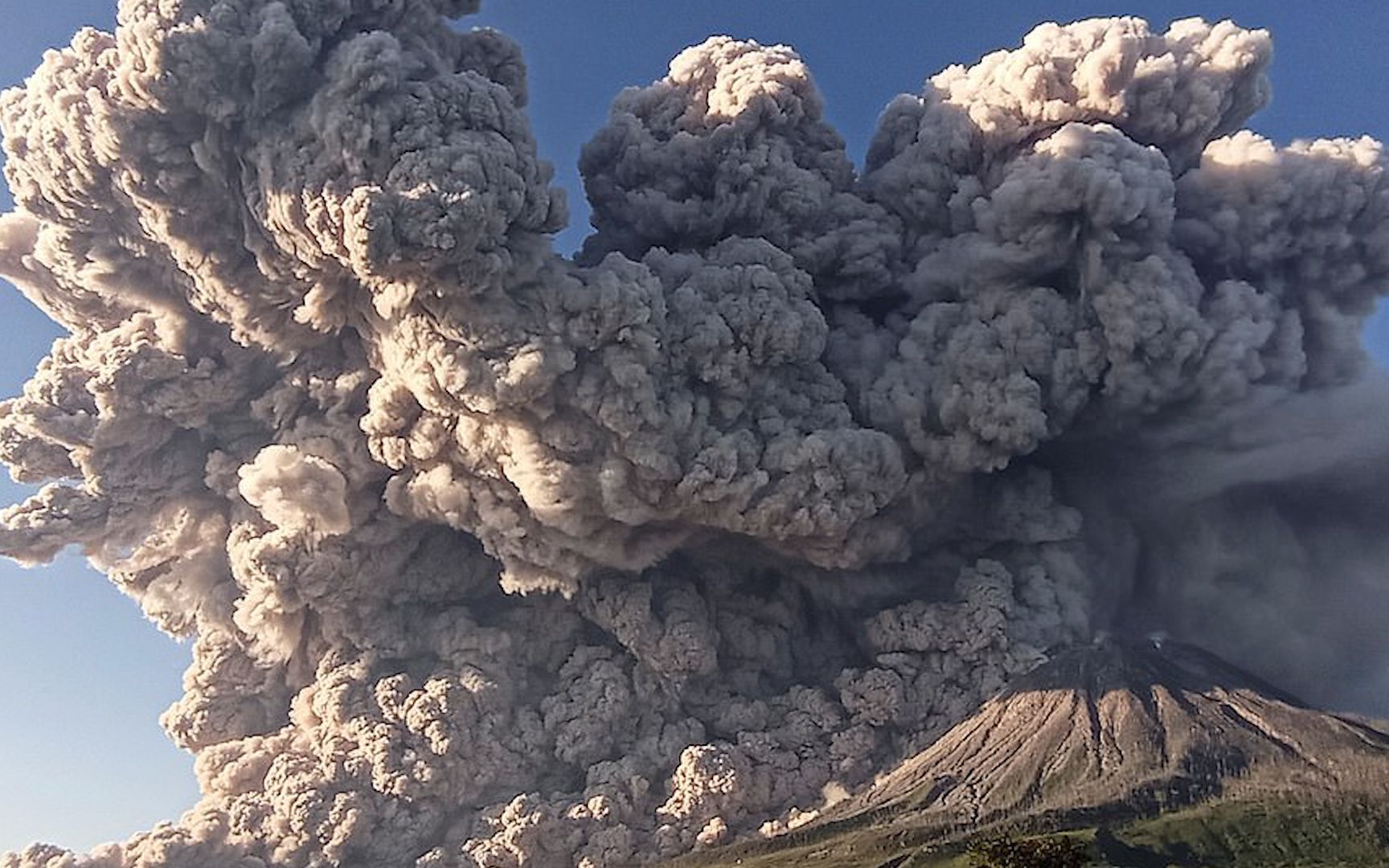 令人惊讶的场面!印尼火山爆发,火山灰喷出数千英尺