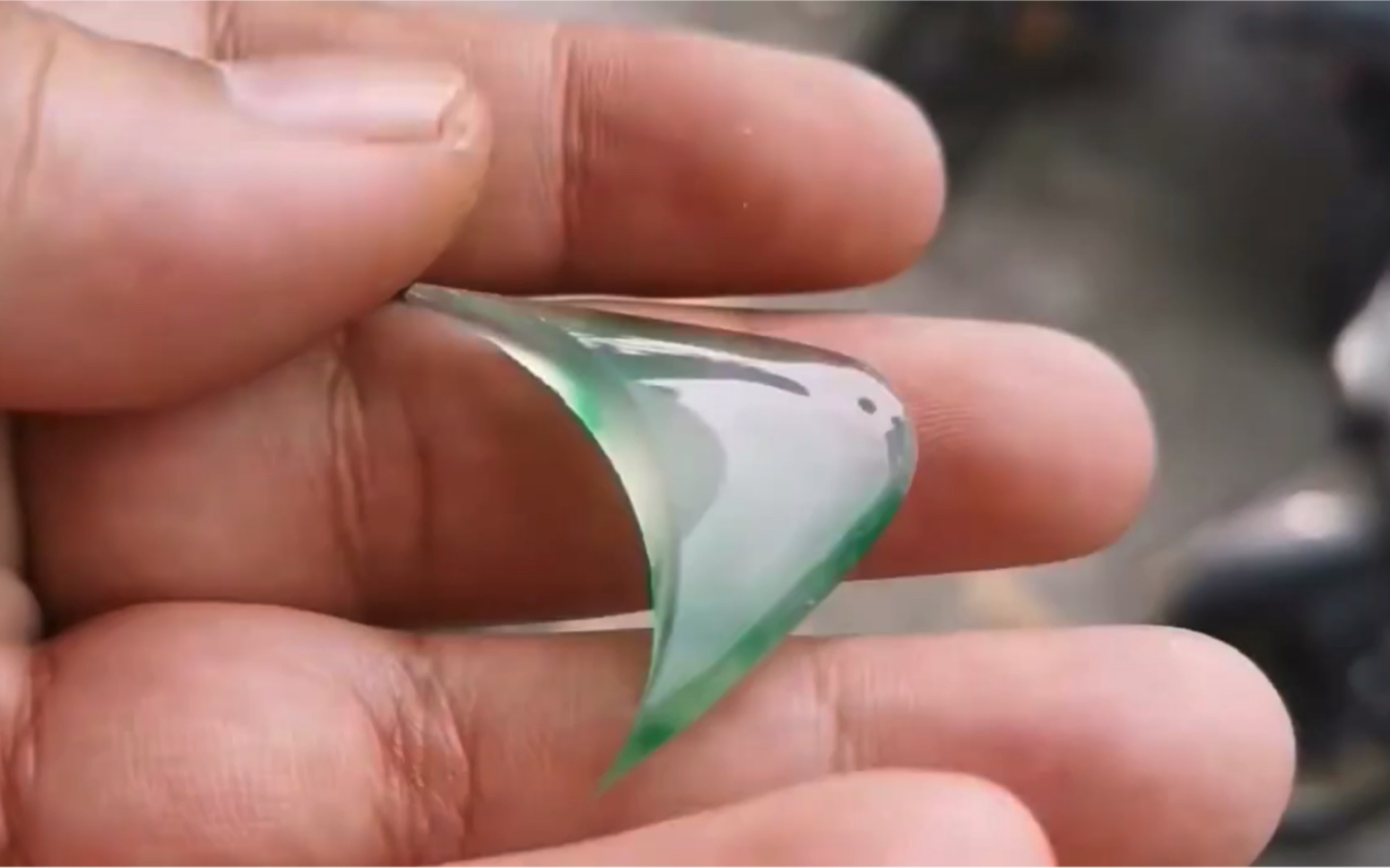 剩的一小块边角料,你们觉得像什么 #翡翠 #雕刻