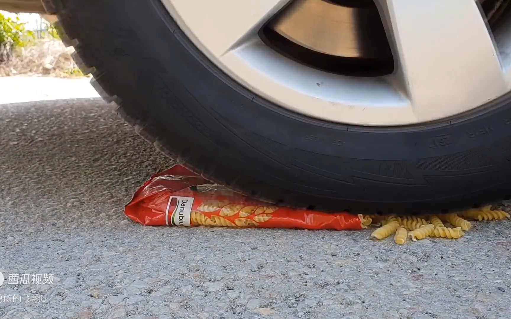 可爱的的小鸭子,碾压过去发出嘎嘎嘎嘎的声音!