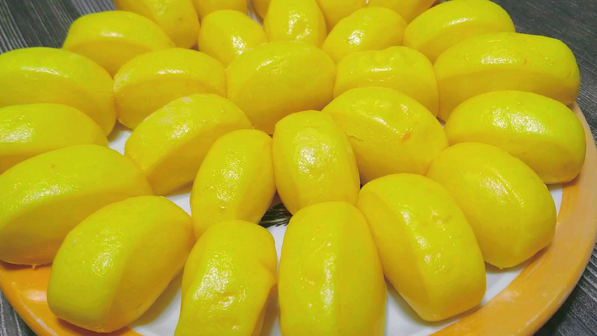 甘肃70后用3个鸡蛋,2碗面做的黄金小馒头,超受小宝宝的喜欢