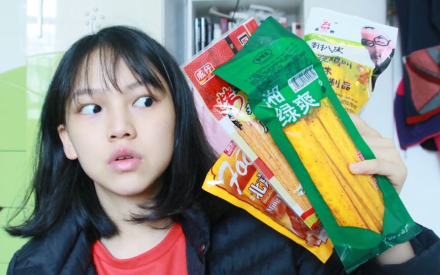 拉宏桑女生生日寂寞无人陪伴竟然疯狂吃辣条不可思议