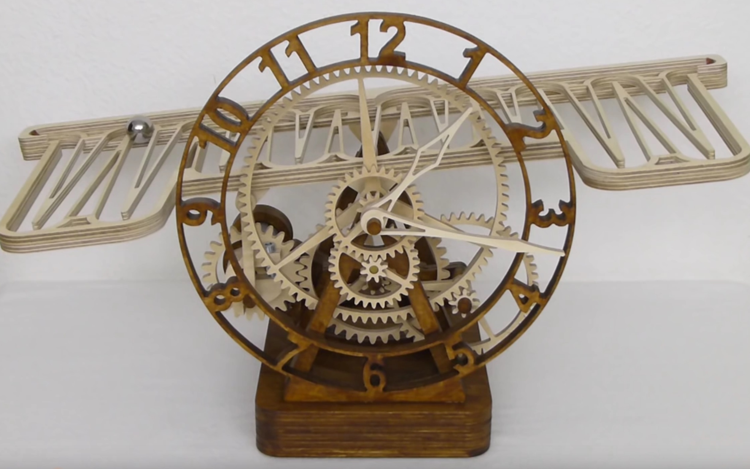 serpina靠滚珠作为钟摆的机械座钟