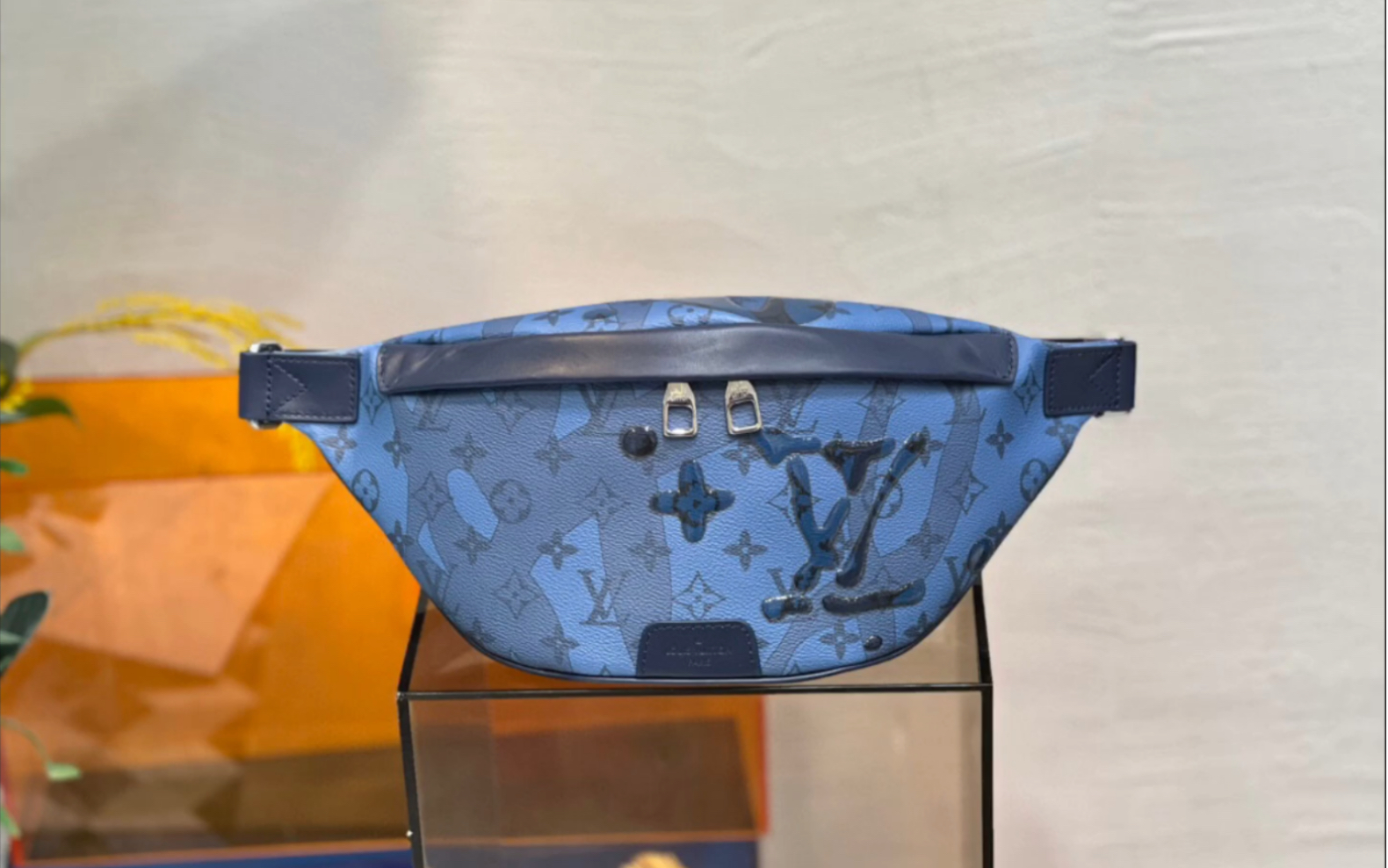 说一下高仿lv路易威登m22576 本款 discovery 腰包取材 monogram aqua